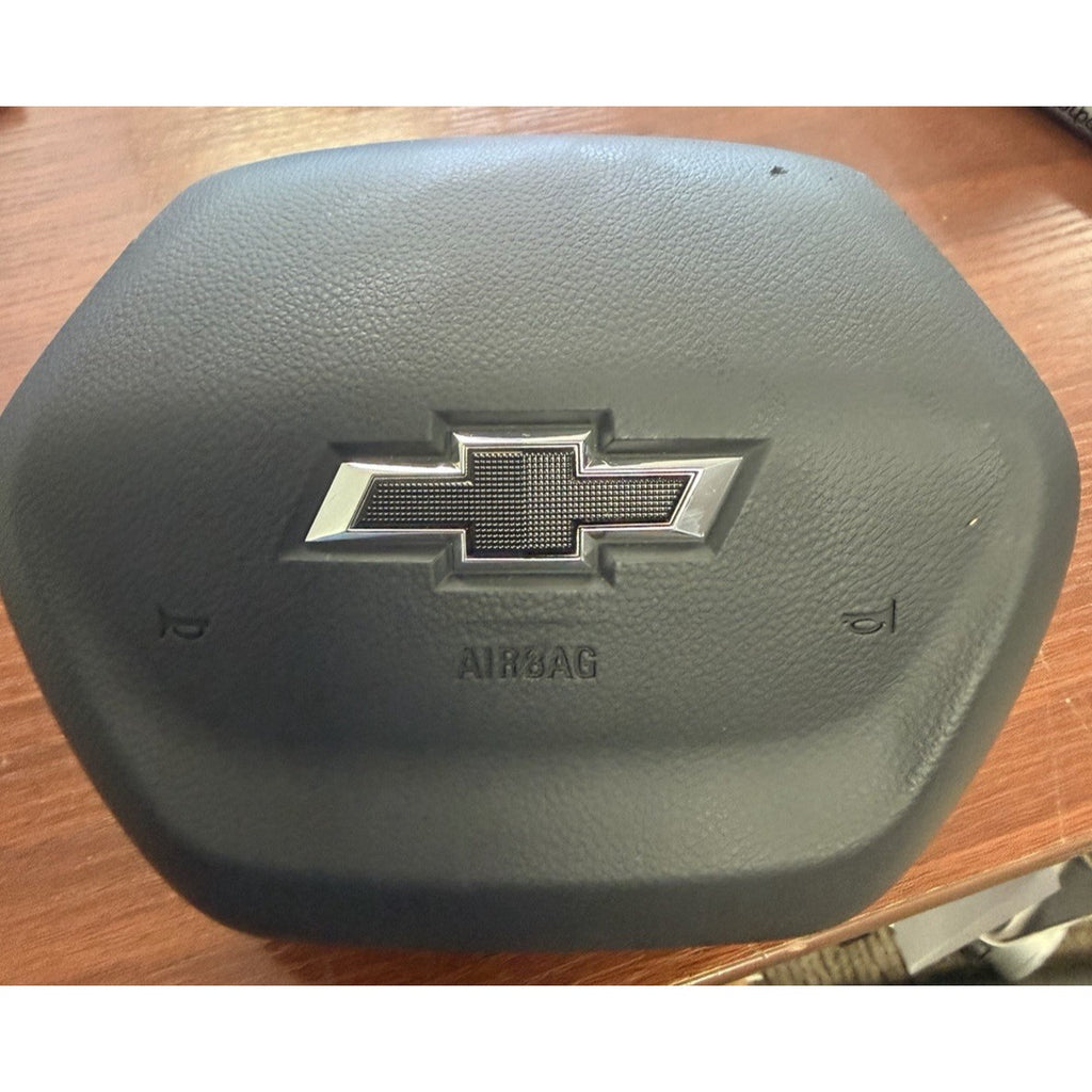 2024-2026 CHEVY TRAVERSE DRIVER WHEEL AIRBAG (1 PLUG) BLACK Emblem OEM 85878603